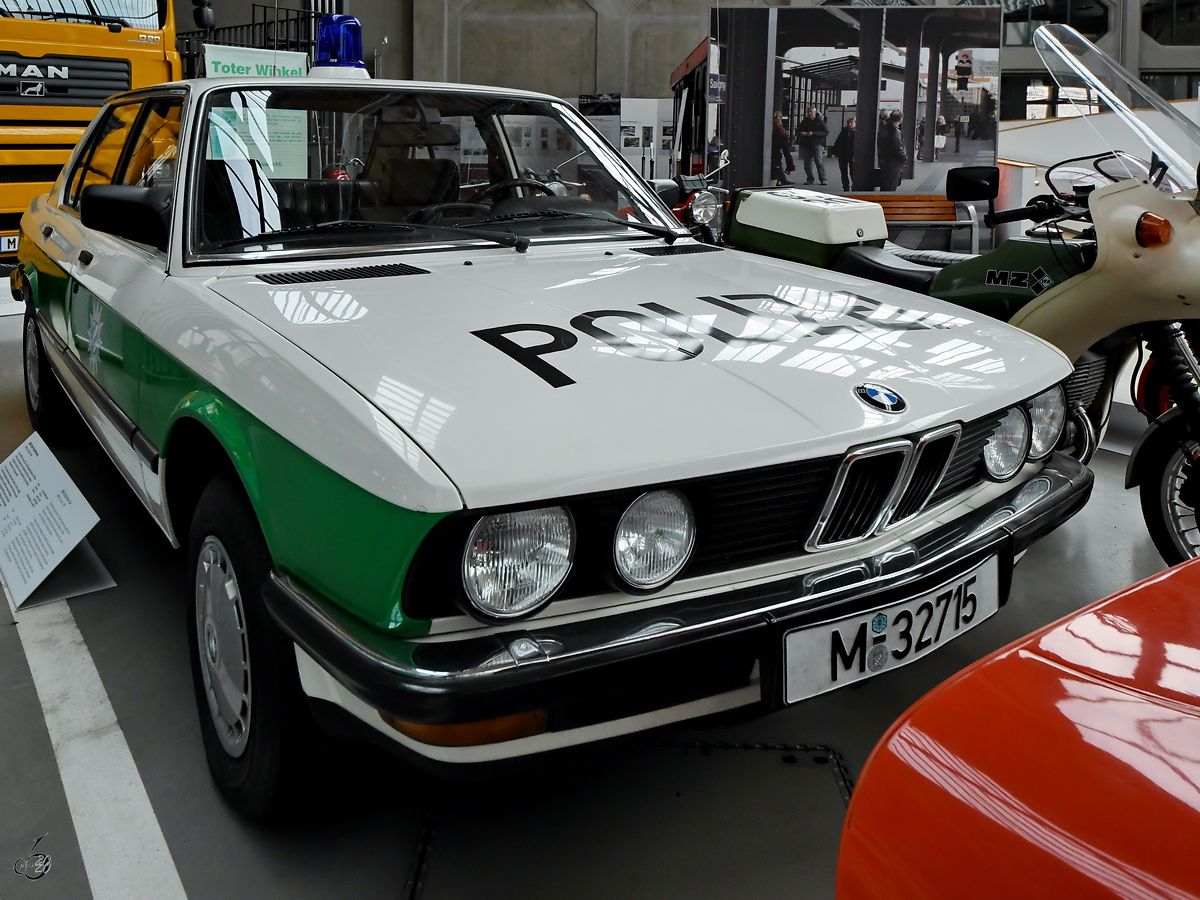 Ein 5er BMW als Polizeifahrzeug war Mitte August 2020 im Verkehrszentrum des Deutschen Museums in München zu sehen.