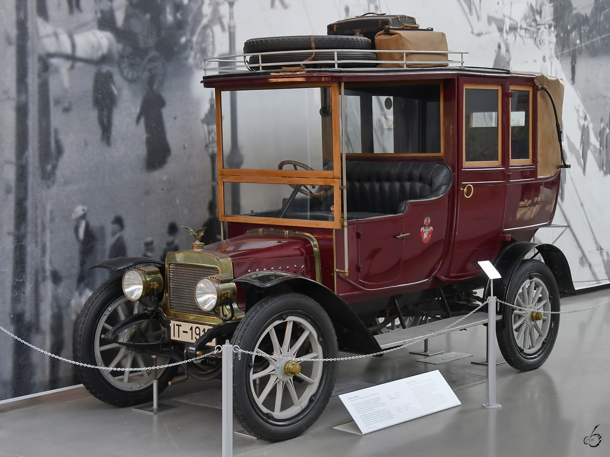 Ein Adler Landaulet von 1911 war Mitte August 2020 im Verkehrszentrum des Deutschen Museums in München ausgestellt.
