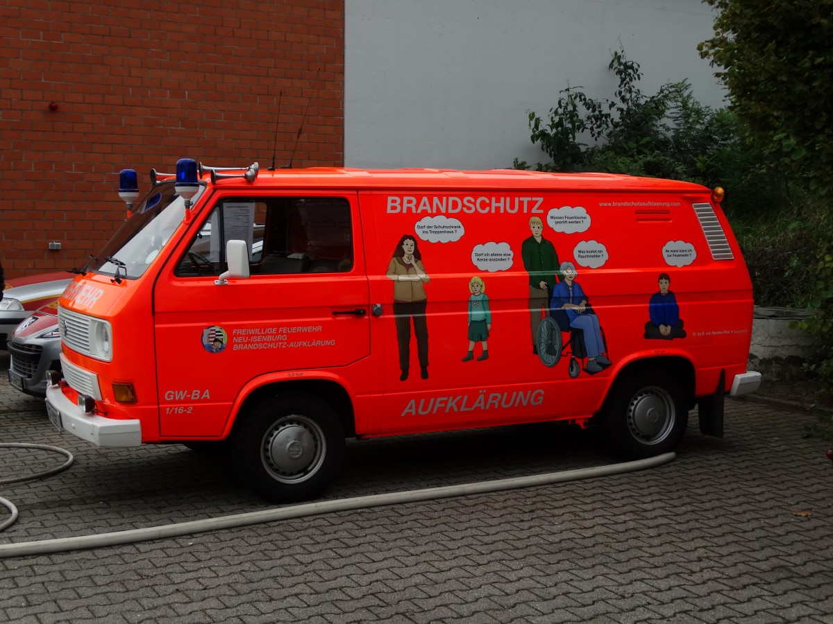 Ein ältere VW Bus am 13.09.14 in Neu-Isenburg beim Tag der Offenen Tür der Feuerwehr 