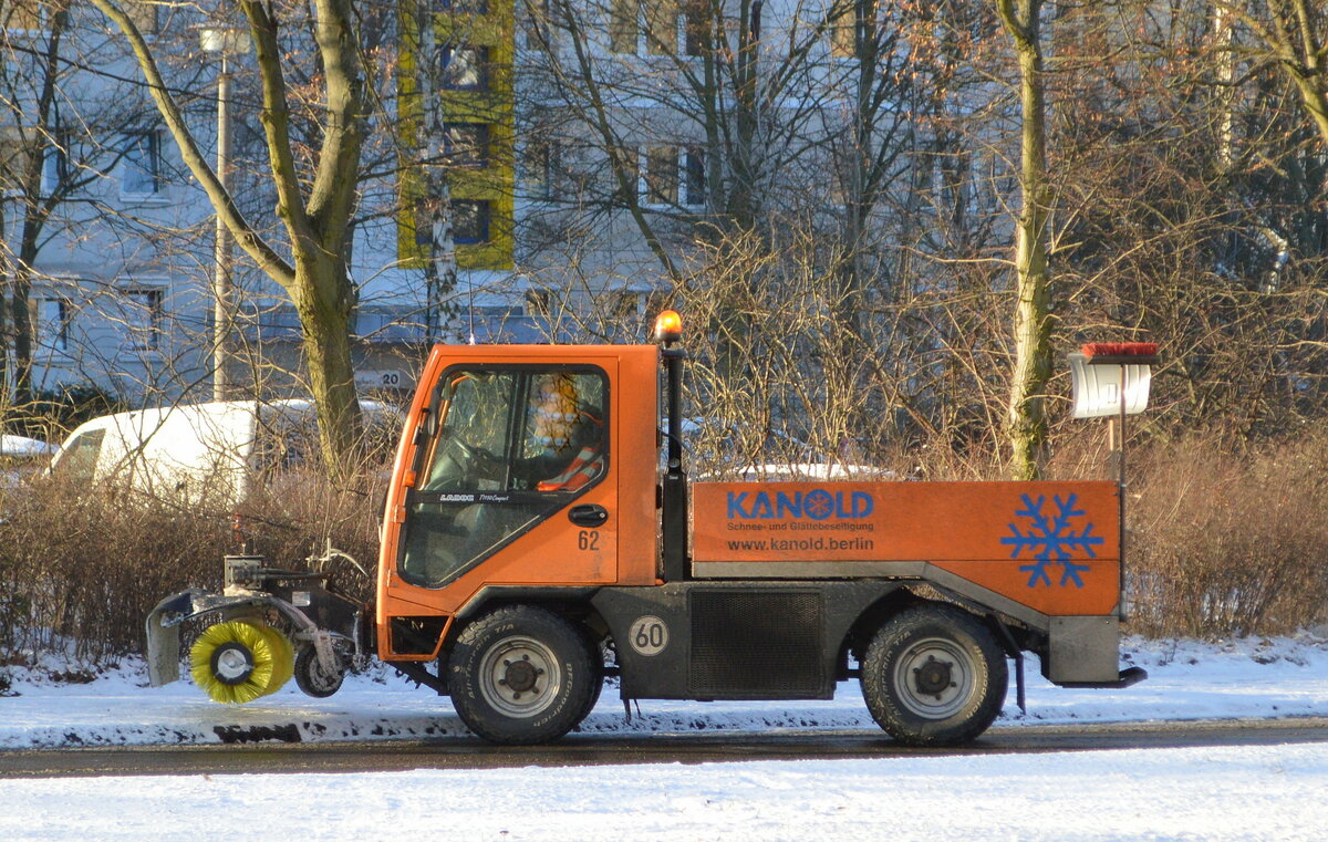 Ein älterer LADOG TH 50 Compact mit Kehrrolle und Heckstreuer im Schneeräumdienst in Berlin der Fa. Kanold am 21.01.22 Berlin Marzahn.