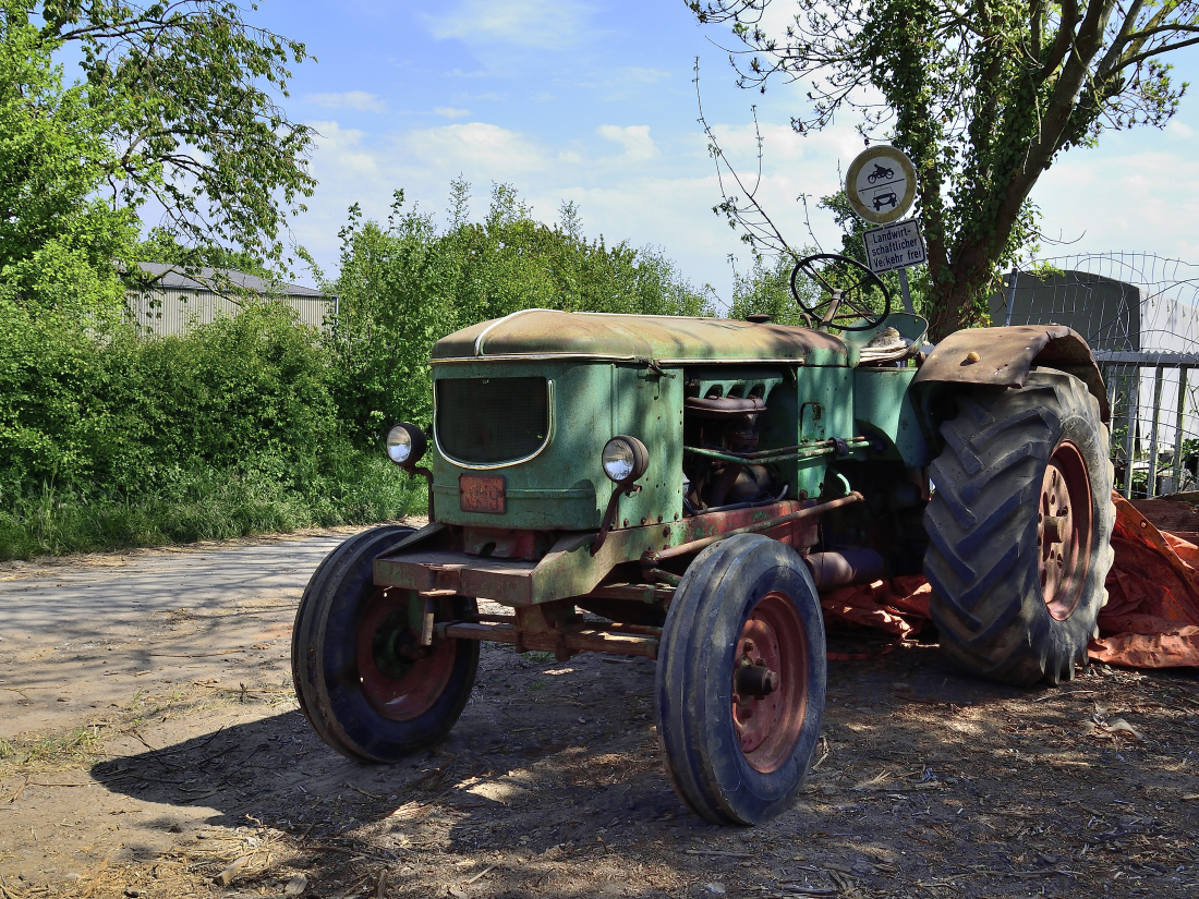 Ein alte Deutz Traktor, der auf Aufarbeitung wartet, 27.4.2021 Dürboslar neben dem Fahrradweg