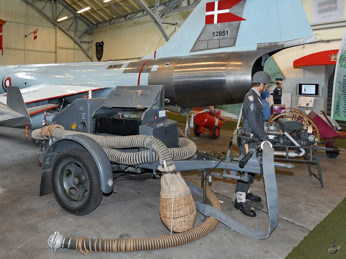 Ein alter Anhänger mit Aggregat im Verteidigungs- und Garnisonsmuseum Aalborg. (Juni 2018)