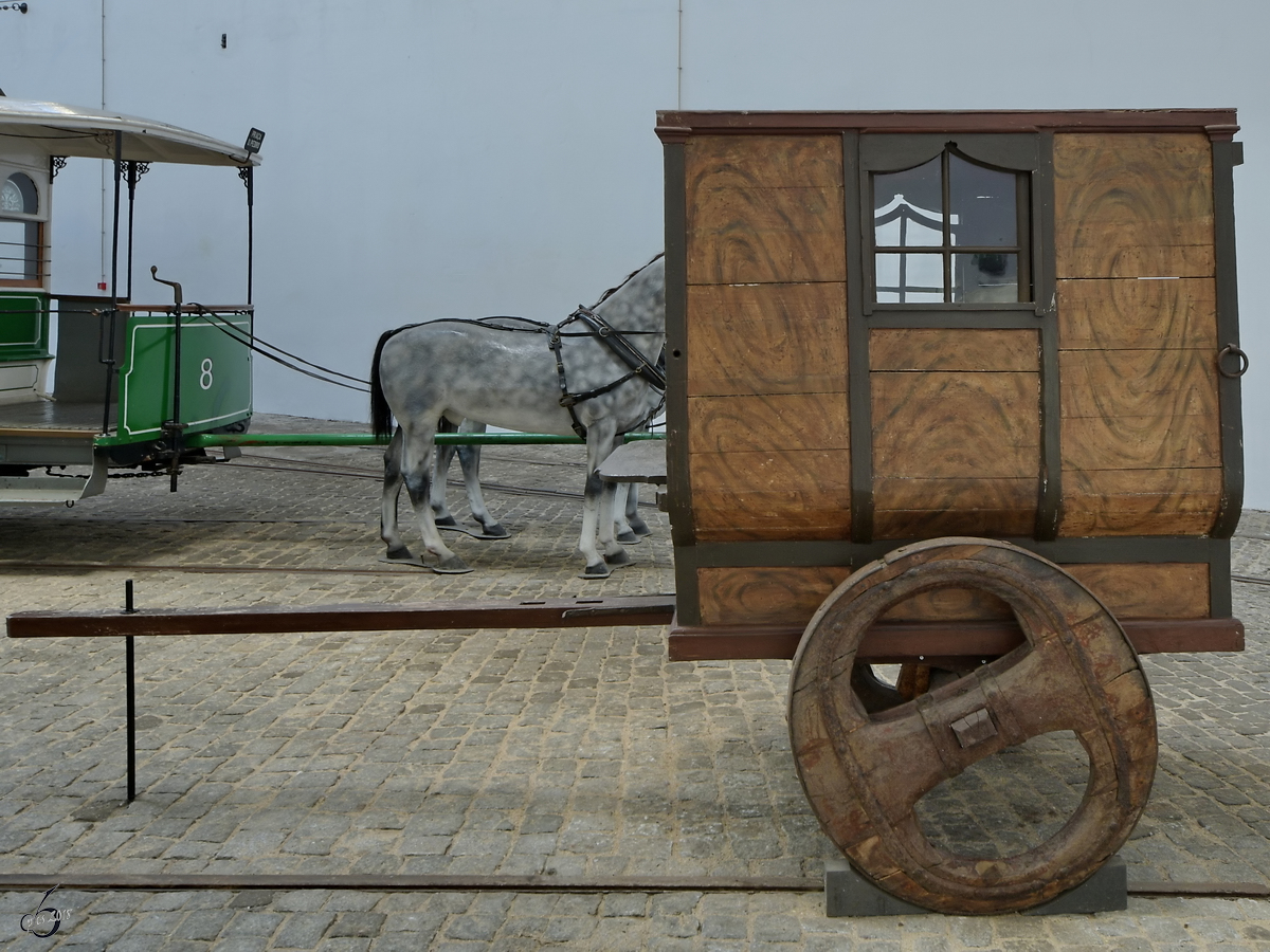 Ein alter, vermutlich als Nachbau erhaltener Pferdewagen im Museu do Carro Eléctrico, dem Straßenbahnmuseum von Porto. (Januar 2017)