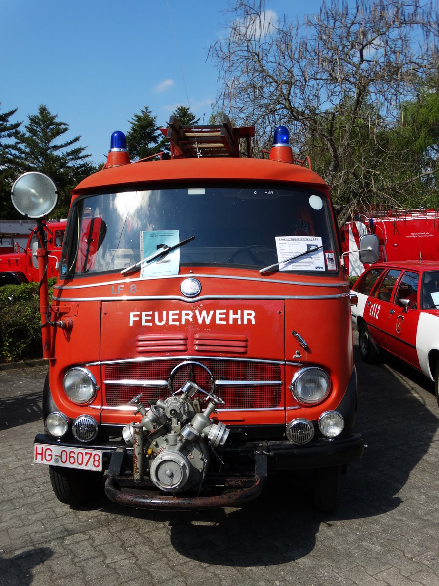 Ein altes Mercedes Benz Löschfahrzeug am 30.04.17 beim Bahnhofsfest in Stockheim