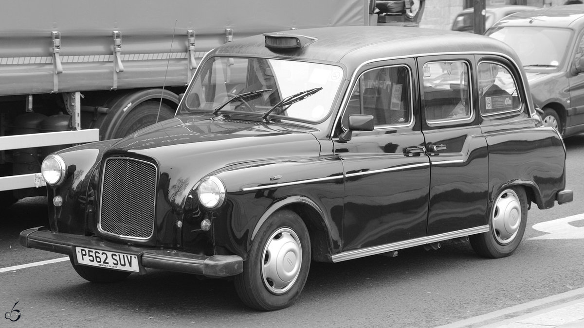 Ein altes Taxi LTI Fairway Austin FX4 in den Straßen von London. (März 2013)