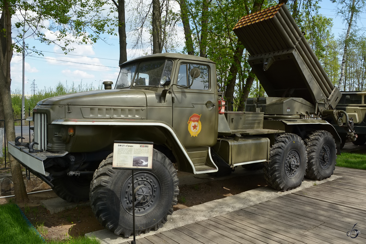 Ein auf einem Ural-375-LKW montierte Raketenwerfer 9K55 BM-21 Grad im Technikmuseum Vadim Zadorozhny (Moskau, Mai 2016)