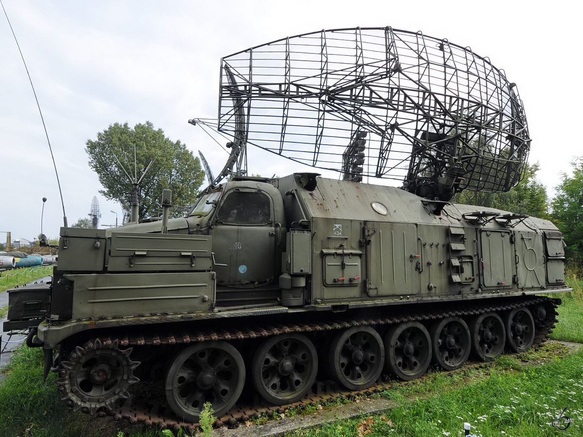 Ein Aufklärungsstation RBS-40  Bronja  (P-40 Long Track) auf dem Basisfahrzeug 426 U in der Zweigstelle Fort IX  Sadyba  des Armeemuseums Warschau. (August 2011)
