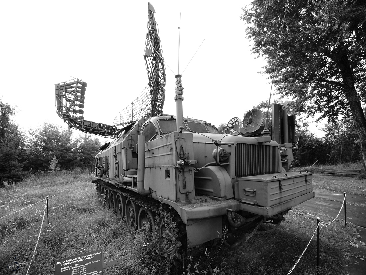 Ein Aufklärungsstation RBS-40  Bronja  (P-40 Long Track) auf dem Basisfahrzeug 426 U in der Zweigstelle Fort IX  Sadyba  des Armeemuseums Warschau. (August 2011)