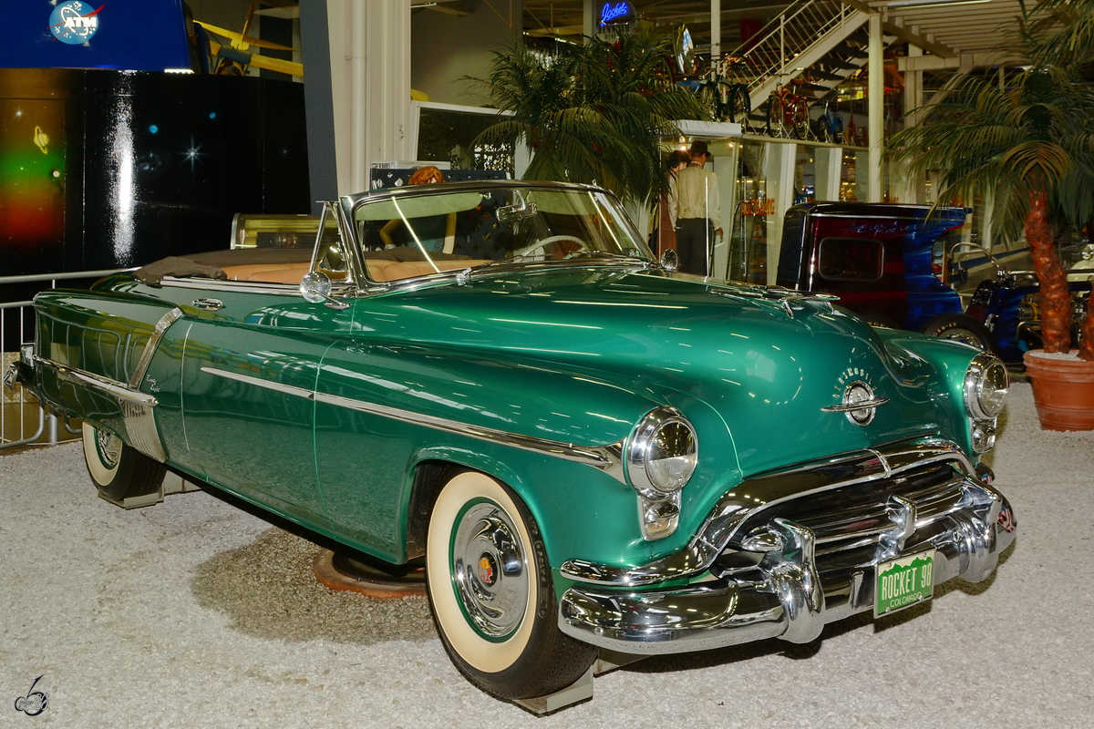 EIn aus dem Jahr 1952 stammender Oldsmobile Ninety-Eight war Anfang Dezember 2014 im Auto- und Technikmuseum Sinsheim ausgestellt.