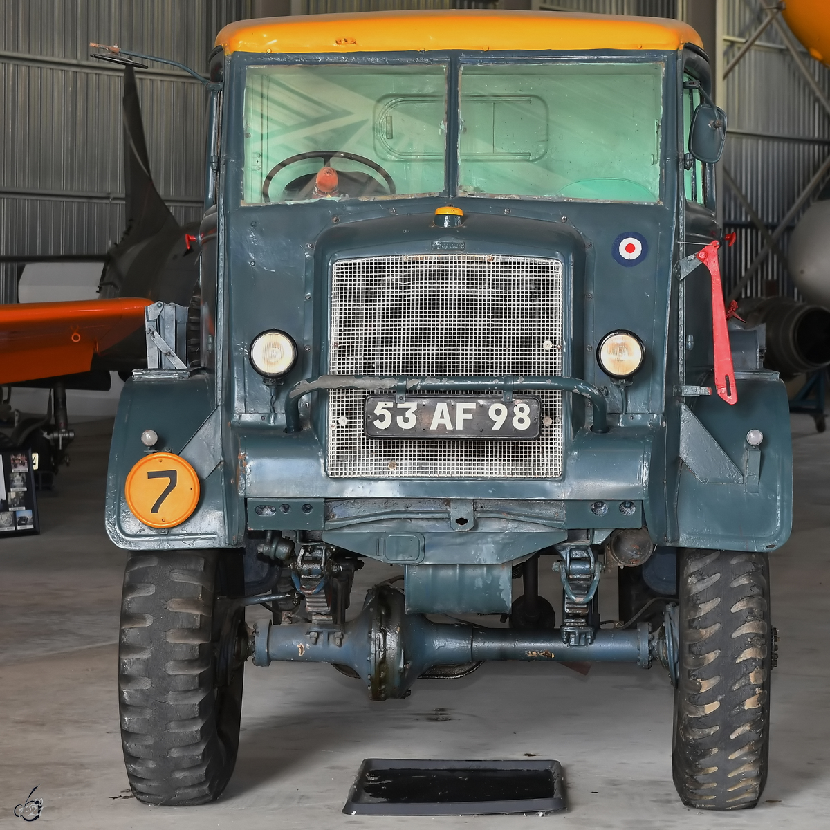 Ein Bedford QL-D Luftfahrtbetankungsfahrzeug ist Teil der Ausstellung im Maltesischen Luftfahrtmuseum. (Ta' Qali, Oktober 2017)