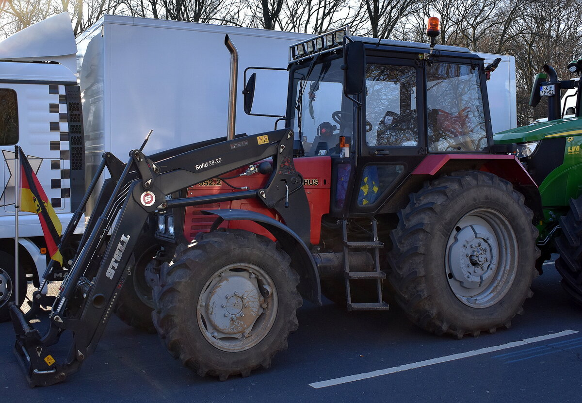 Ein Belarus 952.2 Traktor am 08.01.24 Großer Stern Berlin bei der Demo der Landwirte.