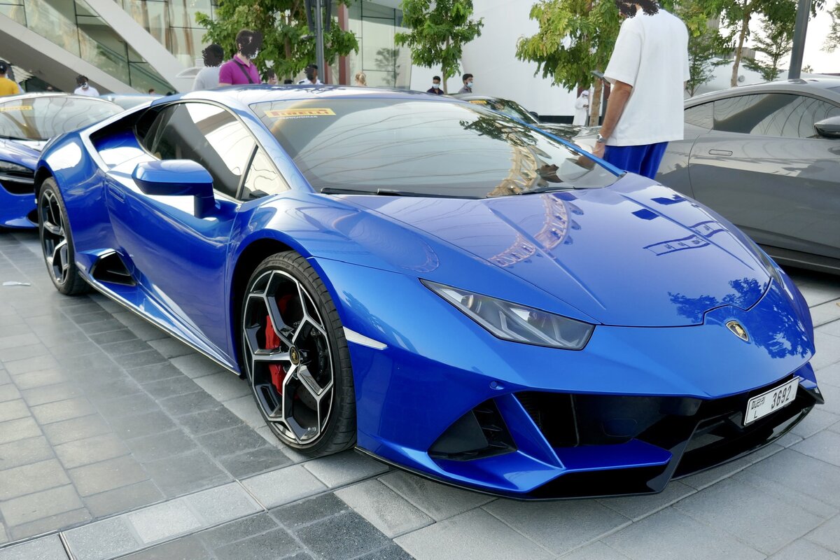 Ein blauer Lamborghini Huracan am 1.12.21 vor dem Ain Dubai.