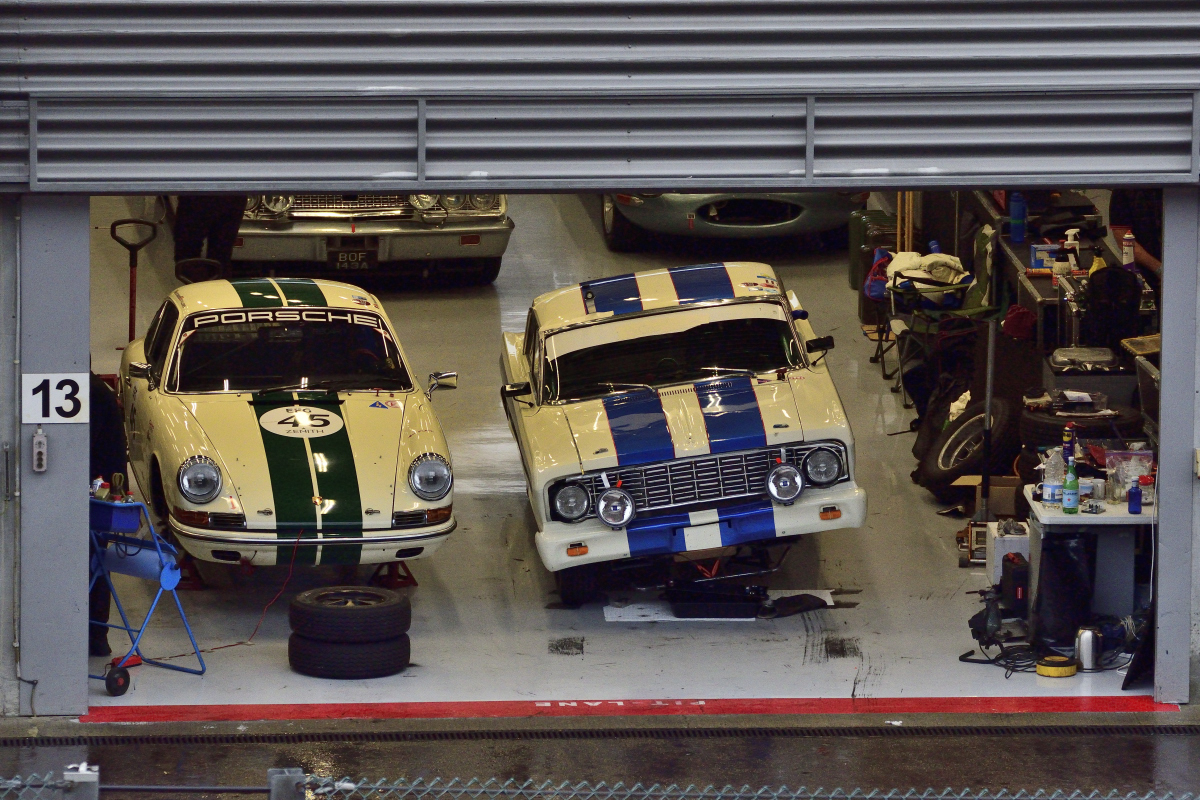 ein Blick in die Box, PORSCHE 911 - 1965 und FORD Falcon - 1965 beim Spa Six Hours am 1.10.2022 bei Regen von der Haupttribüne