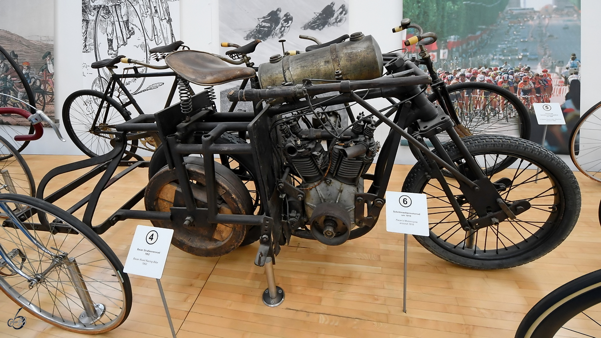 Ein ca. 1910 entstandenes Schrittmachermotorrad, welches im Radsport als vorausfahrender Teil eines Gespanns bei Steher- oder Dernyradrennen eigesetzt wurde. (Verkehrszentrum des Deutschen Museums München, August 2020)