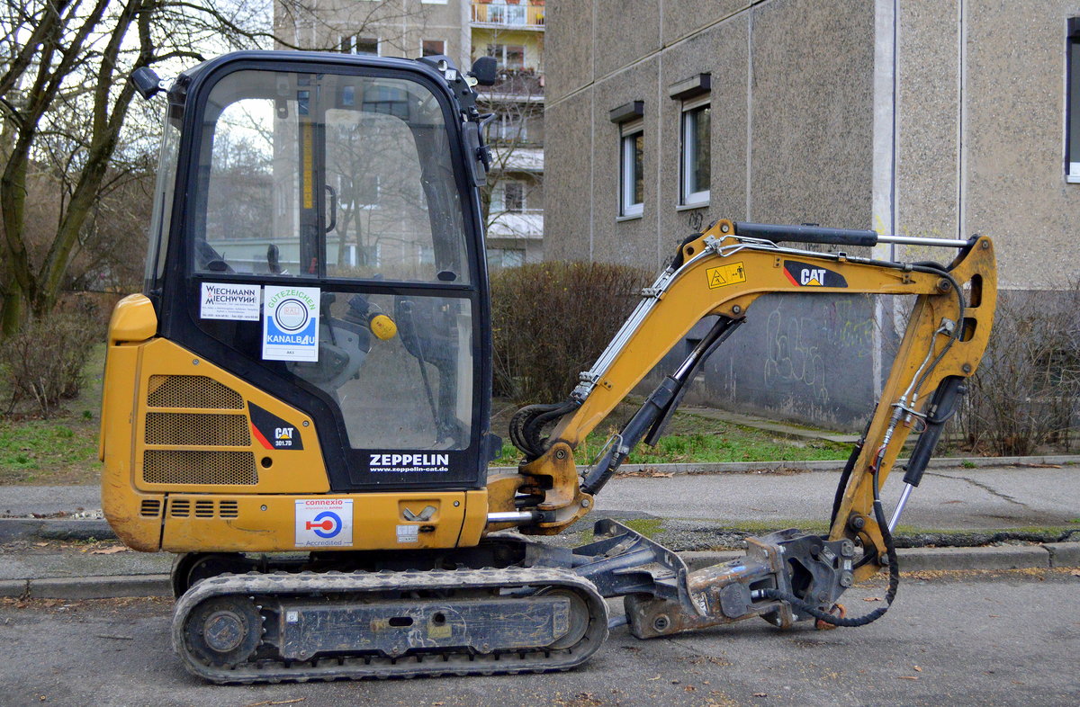 Ein CAT 301.7D Minbagger der Fa. WIECHMANN am 04.03.19 Berlin Pankow.