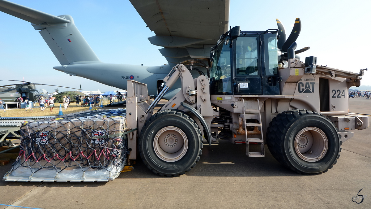Ein Caterpillar Radlader der Royal Air Force Mitte Juli 2018 in Fairford.