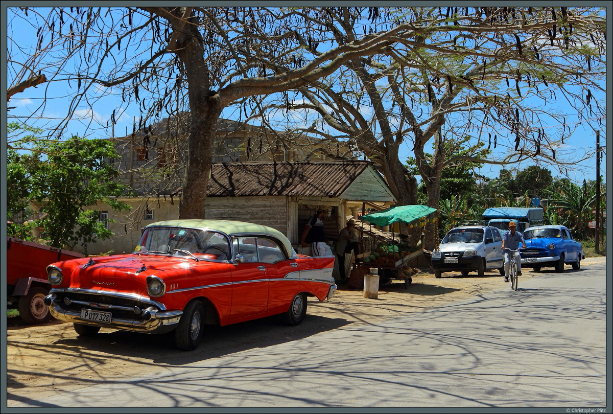 Ein Chevrolet Bel Air vor einem Gemüsestand in Viñales (Kuba). (20.03.2016)