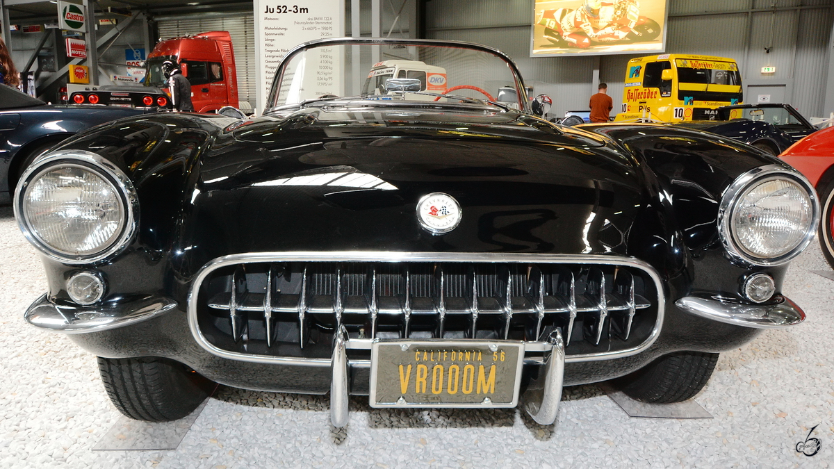 Ein Chevrolet Corvette C1 Cabriolet ist Teil der Ausstellung im Technik-Museum Speyer. (Mai 2014)