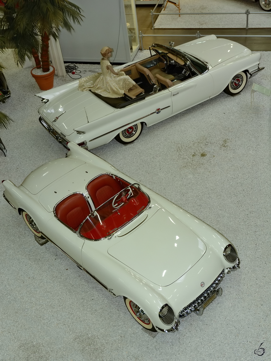 Ein Chevrolet Corvette Roadster und Chrysler 300 G sind im Auto- und Technikmuseum Sinsheim zu sehen. (Dezember 2014)