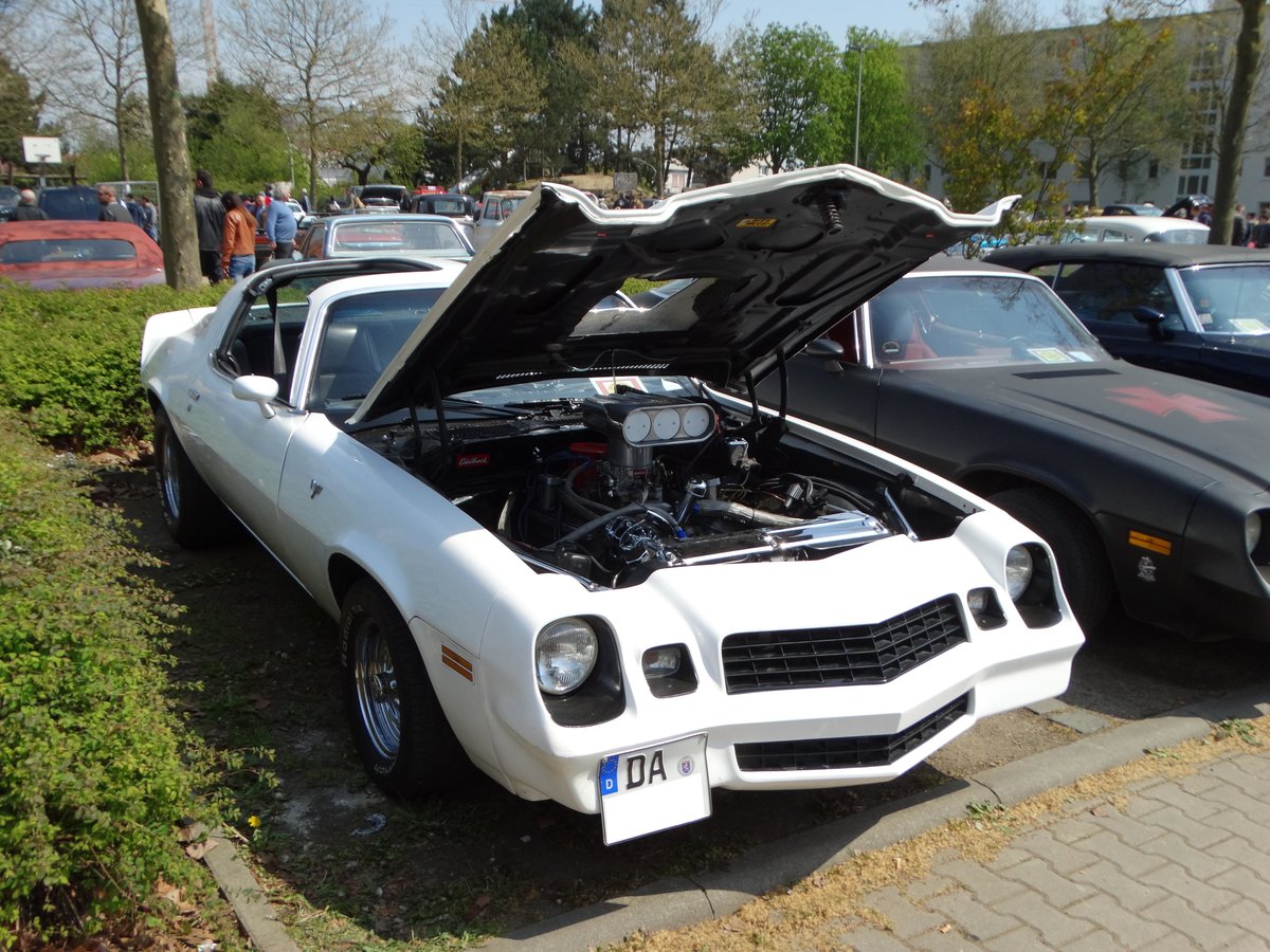 Ein Chevy Camaro bei einen US Car/Oldtimer Treffen am 01.05.16 in Frankfurt am Main Bergen Enkheim