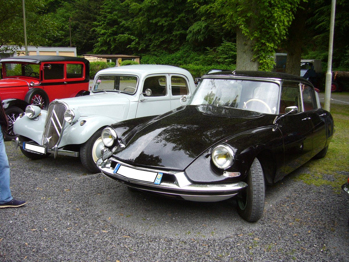 Ein Citroen 11CV aus dem Jahr 1954 und sein jüngerer Bruder, ein früher Citroen DS stehen einträchtig nebeneinander. Oldtimertreffen  Schwarzwaldhaus  Mettmann am 13.05.2018.