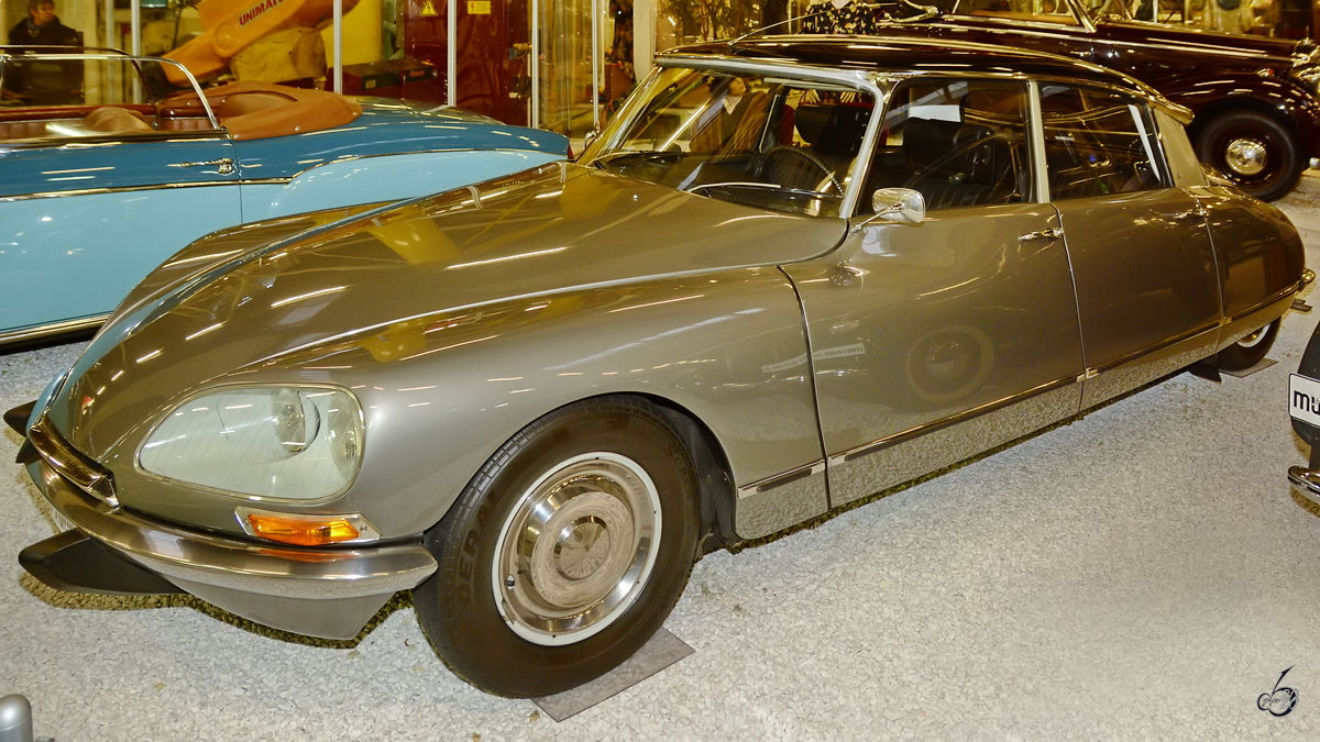 Ein Citroen DS 21 war Anfang Dezember 2014 im Auto- und Technikmuseum Sinsheim zu sehen.