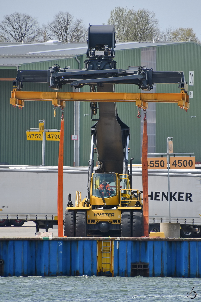 Ein Container-Stapler von Hyster macht sich bereit für den nächsten Einsatz. (Travemünde, Mai 2023)