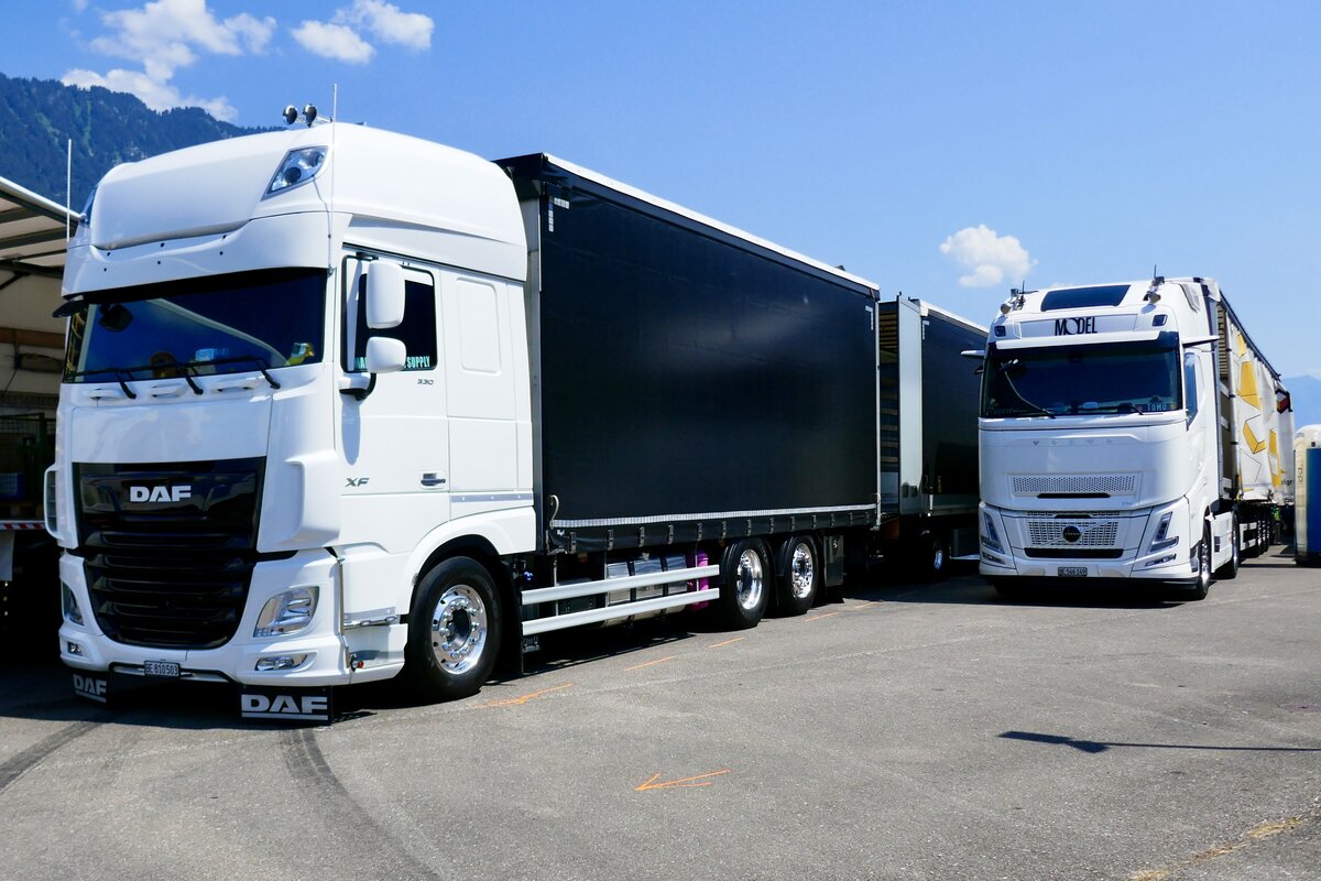 Ein DAF H�ngerzug und ein Volvo Aero Sattelzug von Model am 27.6.26 beim Trucker Festival in Interlaken.