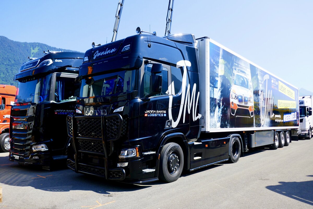 Ein DAF und Scania Sattelzug von Janina Martig am 27.6.26 beim Trucker Festival Interlaken.