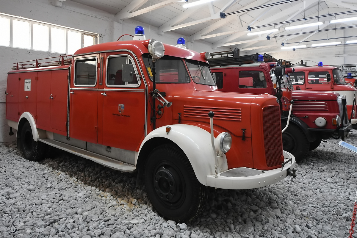 Ein Daimler-Benz Tanklöschfahrzeug (TLF 16) im Oldtimermuseum Prora. (April 2019)