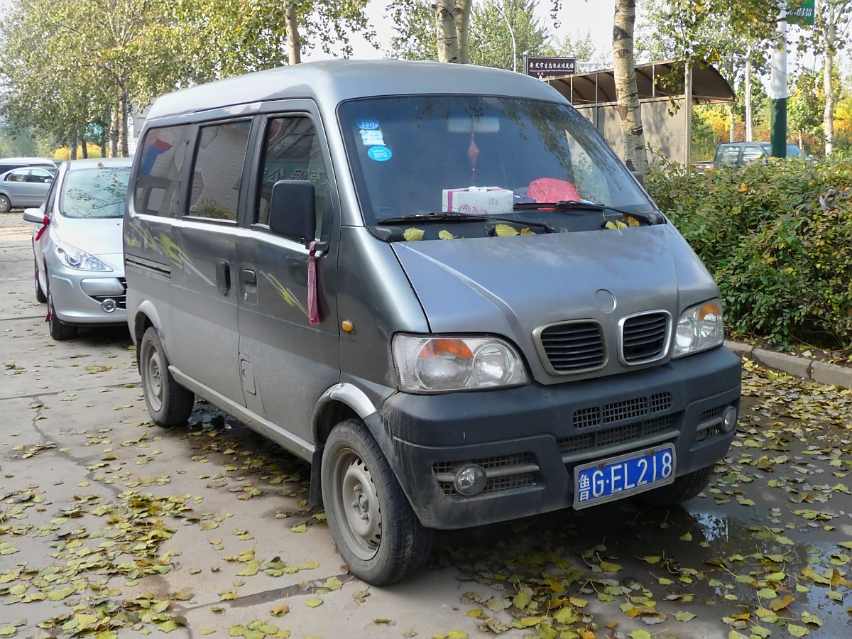 Ein Dongfeng MiniVan EQ5021 in Shouguang, 6.11.11
