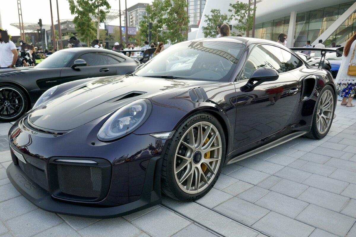 Ein dunkler Porsche 911 der am 1.12.21 vor dem Ain Dubai stand.