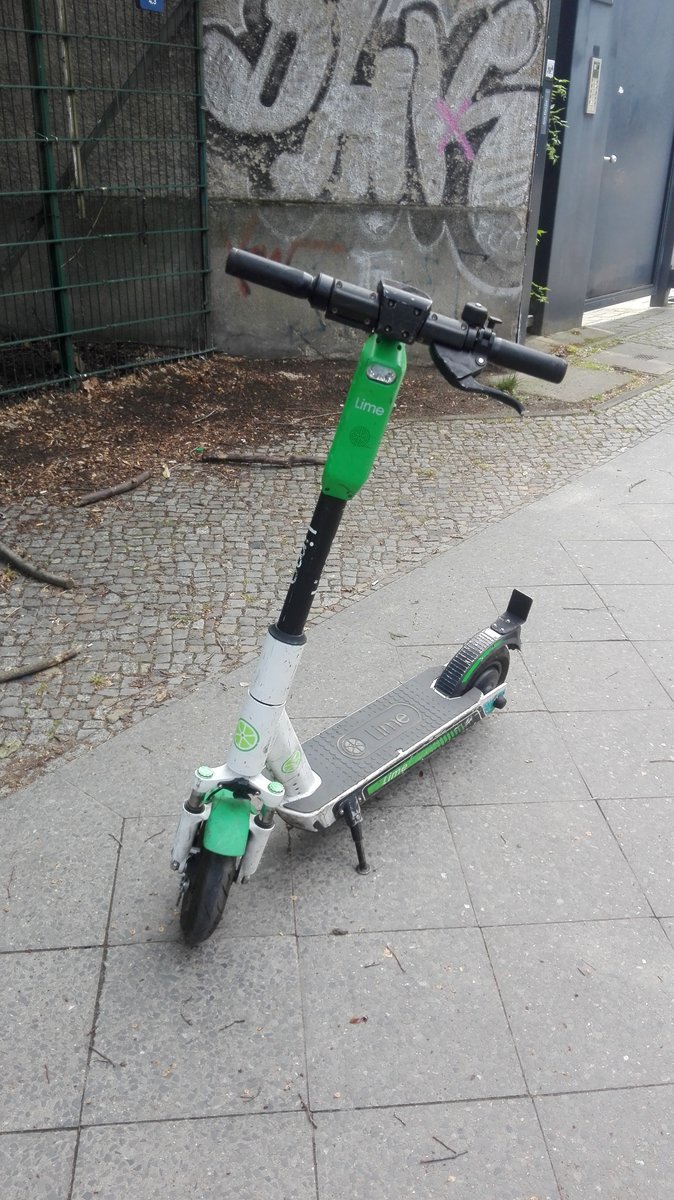 Ein E-Scooter von Lime in Berlin aufgenommen am 05.06.2020.