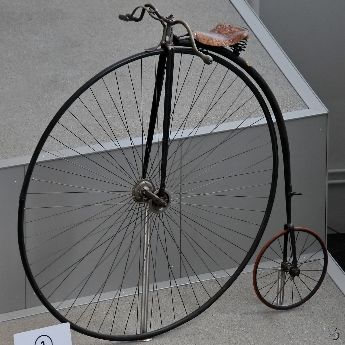 Ein englisches Hochrennrad aus dem Jahr 1883, so gesehen Mitte August 2020 im Verkehrszentrum des Deutschen Museums München.