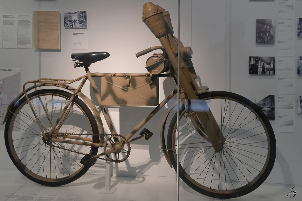 ein-fahrrad-des-volkssturms-ausgeruestet-153618.jpg