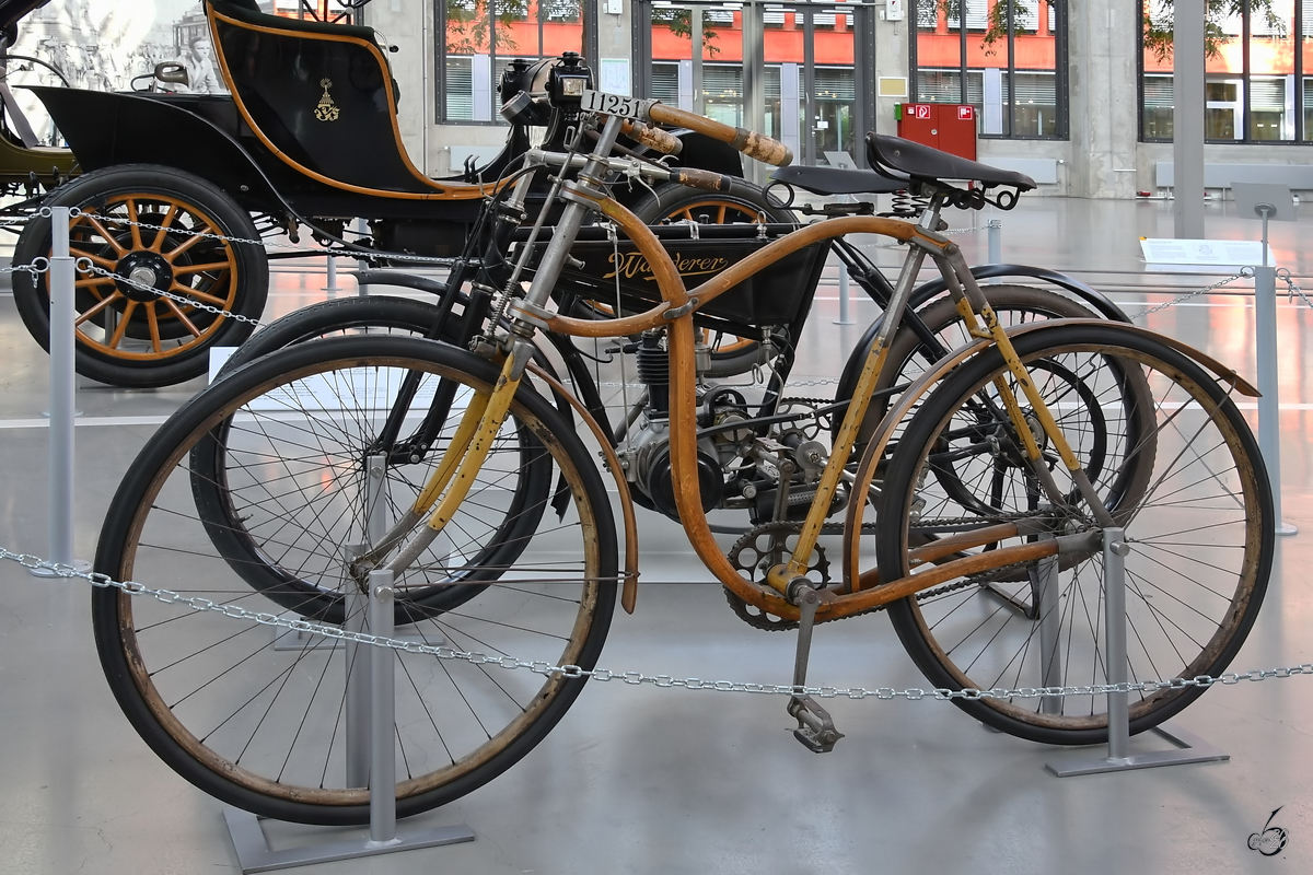 Ein Fahrrad mit hölzernen Rahmen war Mitte August 2020 im Verkehrszentrum des Deutschen Museums in München zu sehen.