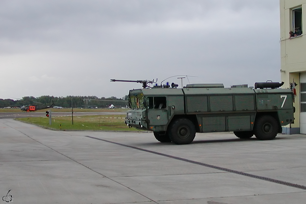 Ein Faun TLF 3000 auf dem Flugplatz in Cottbus. (Juni 2002)