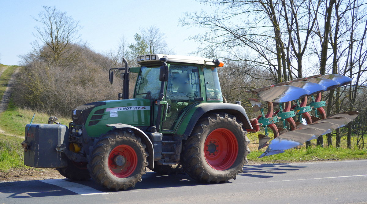 Ein FENDT 312 Vario TMS Traktor mit einem Heckpflug als Geräteaufsatz am 25.03.20 Bf. Wellen (Magdeburg).