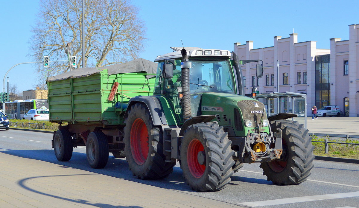 Ein FENDT 818 Vario Traktor mit Hänger am 23.03.20 Brandenburg Hbf.