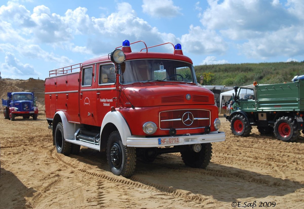Ein Feuerwehr-Mercedes 322 in Lutzhorn im August 2009.