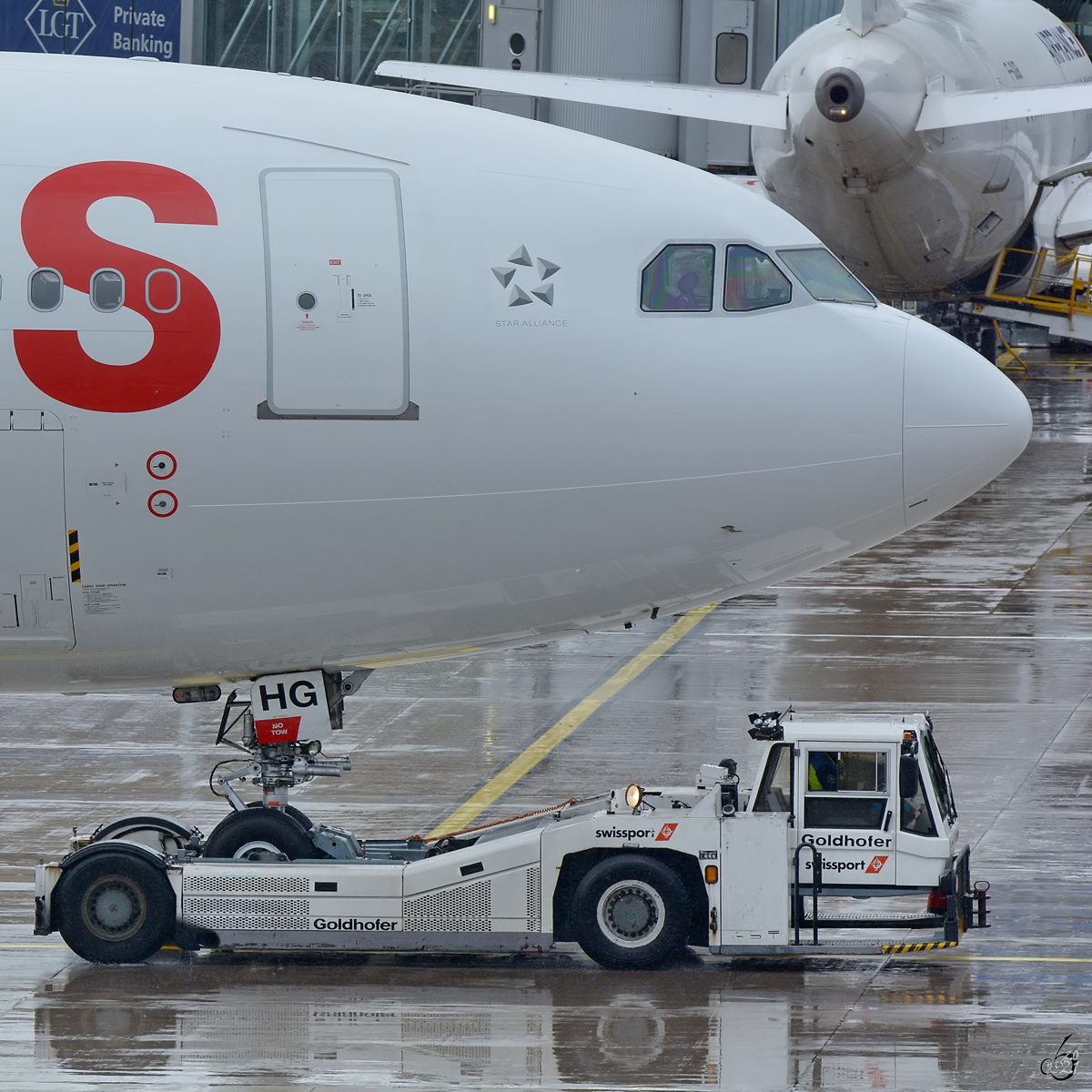 Ein Flugzeugschlepper AST-2 von Goldhofer war Anfang Oktober 2016 am Flughafen Zürich-Kloten zu sehen.