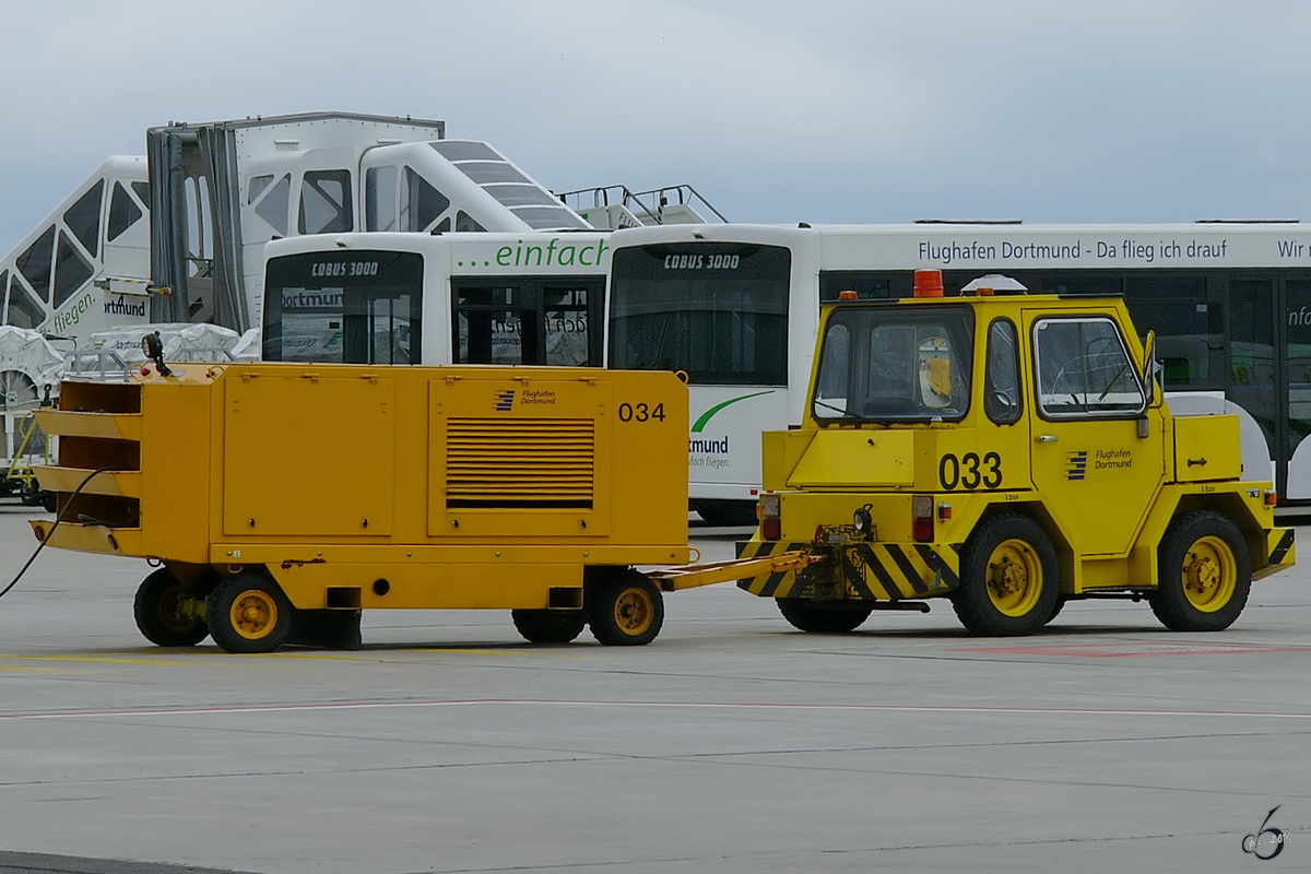 Ein Flugzeugschlepper mit angehängtem Aggregat auf dem Flughafen Dortmund. (Juni 2004)