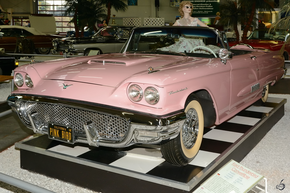 Ein Ford Thunderbird Convertible von 1958 kann im Auto- und Technikmuseum Sinsheim bewundert werden. (Dezember 2014)