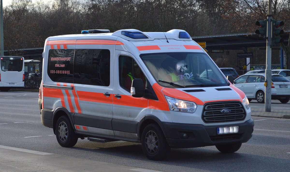 Ein FORD Transit Krankentransportfahrzeug der Fa. Krankentransport Stahl GmbH aus Berlin am 10.01.20 Berlin Marzahn.