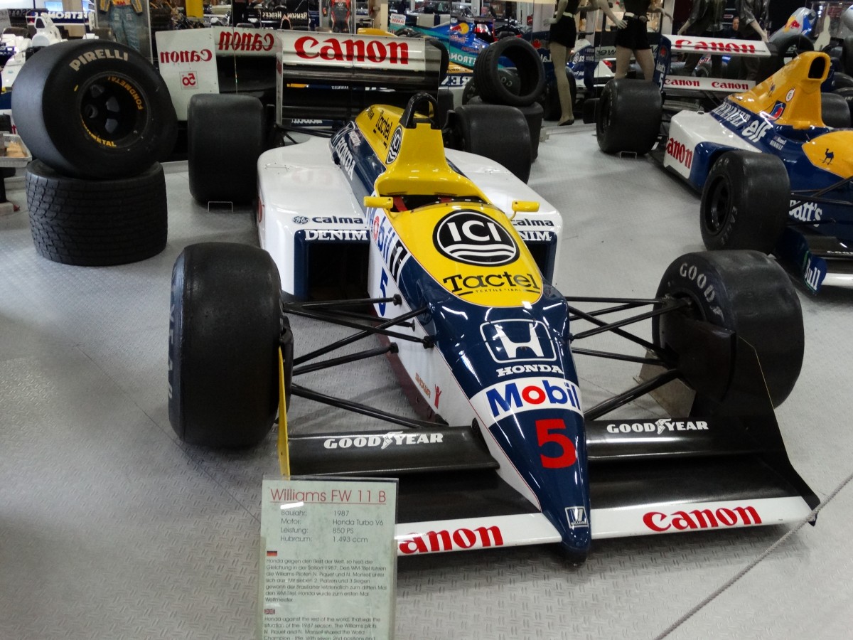 Ein Formel 1 Wagen am 11.11.14 im Technik Museum Sinsheim