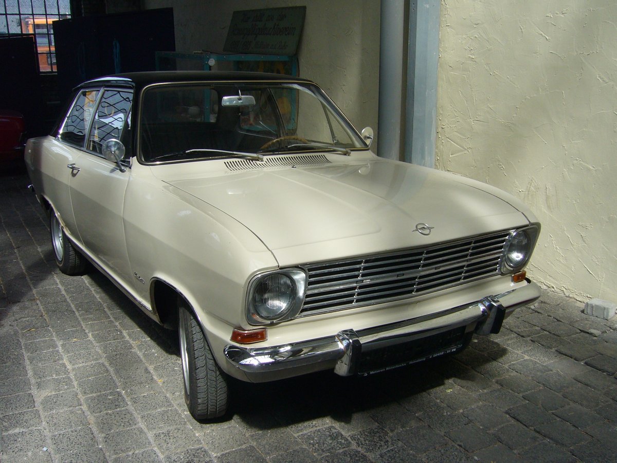 Ein früher Opel Kadett B L in der Karosserieversion Limousine zweitürig. Ein solcher, kleiner  Bochumer  war in seinem Vorstellungsjahr 1965 ab DM 5625,00 zu haben. Der Vierzylinderreihenmotor dieses Kadett hat einen Hubraum von 1078 cm³ und leistet 45 PS. Alte Dreherei in Mülheim an der Ruhr am 21.06.2020.