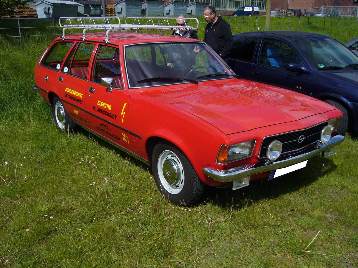 Ein früher Opel Rekord D CarAvan fünftürig. Erkennbar daran, dass noch die kleinen Außenspiegel verbaut sind und keine serienmäßigen Kopfstützen. Youngtimertreffen Zeche Ewald in Herten am 12.05.2019.