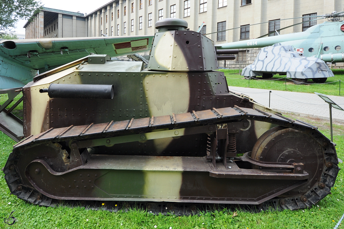 Ein früher Panzer vom Typ Renault FT-17 im Museum der Polnischen Armee. (Warschau, August 2011) 