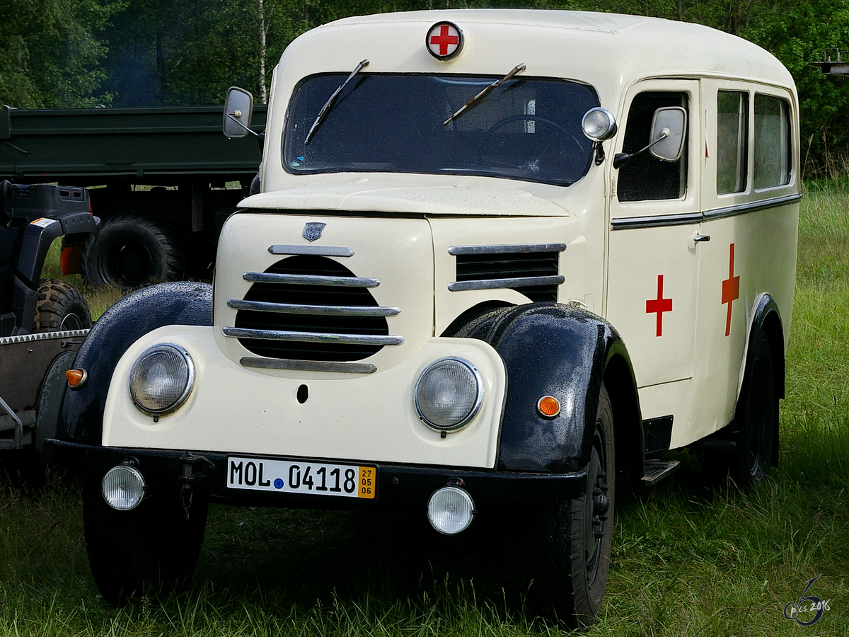 Ein Garant-Krankenwagen auf dem Museumsgelände in Finowfurt (Mai 2006)