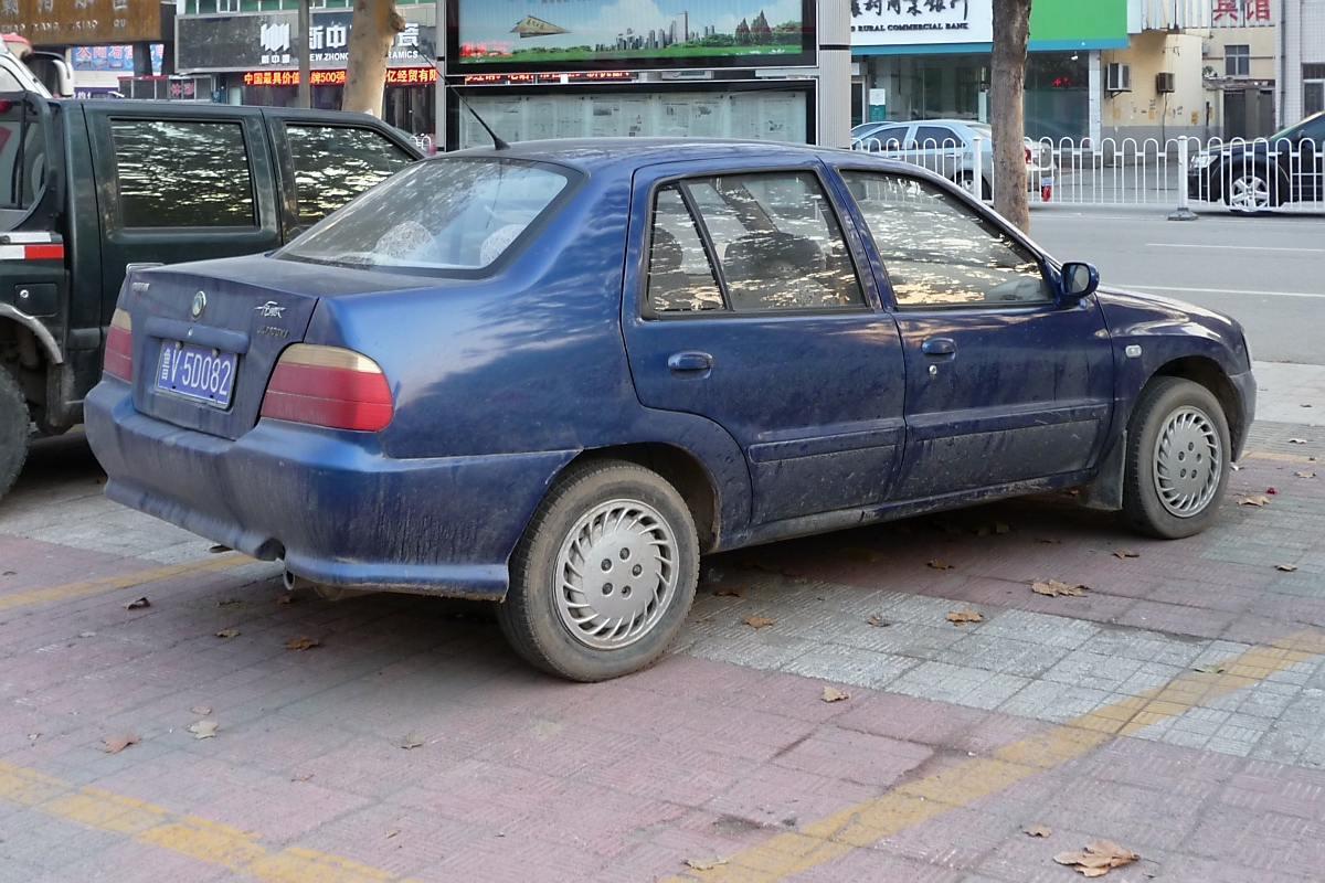 Ein Geely MR, also ein Daihatsu Charade mit Kofferraum, in Shouguang, 20.11.11
